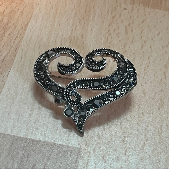 Vintage Marcasite Heart Black Asymmetrical Heart Brooch - Picture 7 of 8